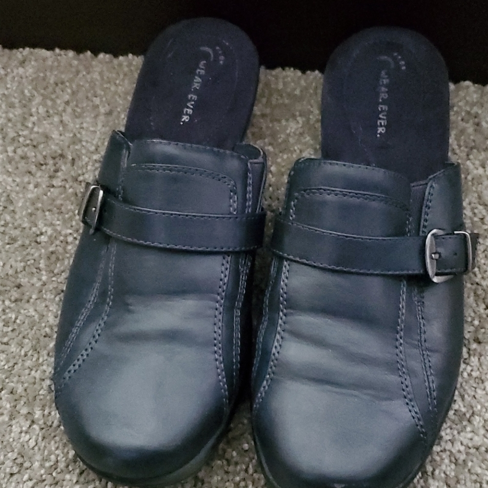 Wear Ever Clogs - Picture 2 of 3